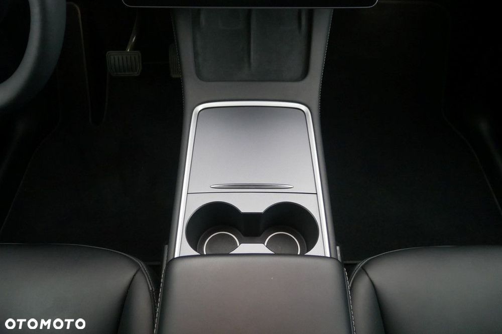 Tesla Model Y - 11