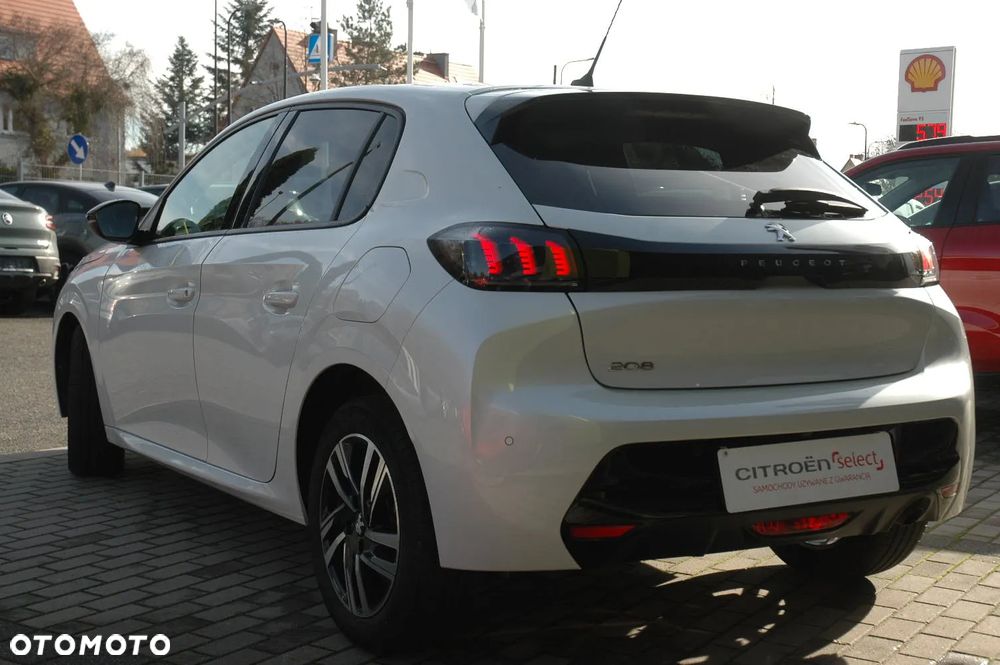 Peugeot 208 - 8