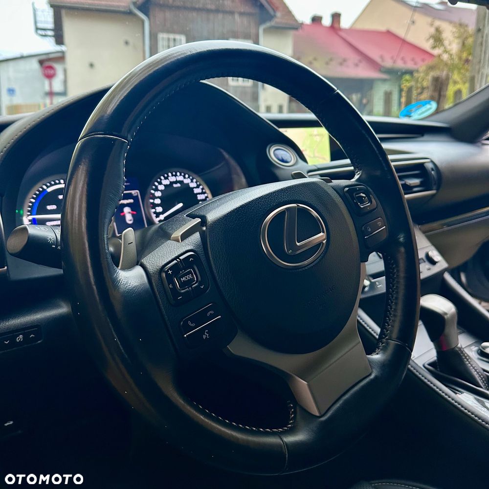 Lexus RC 300h - 18