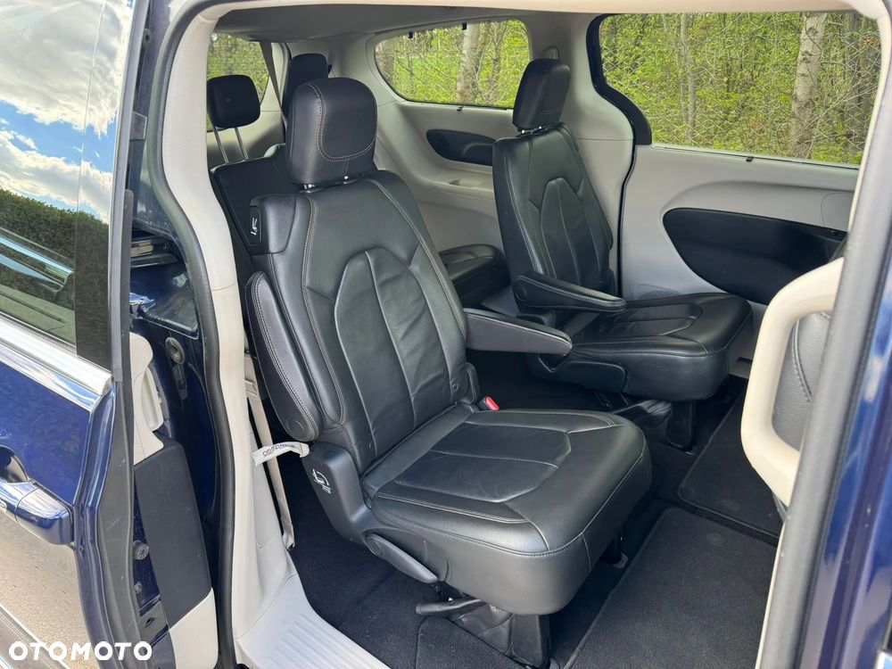 Chrysler Pacifica - 12