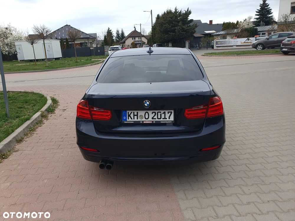 BMW Seria 3 328i Sport Line - 12