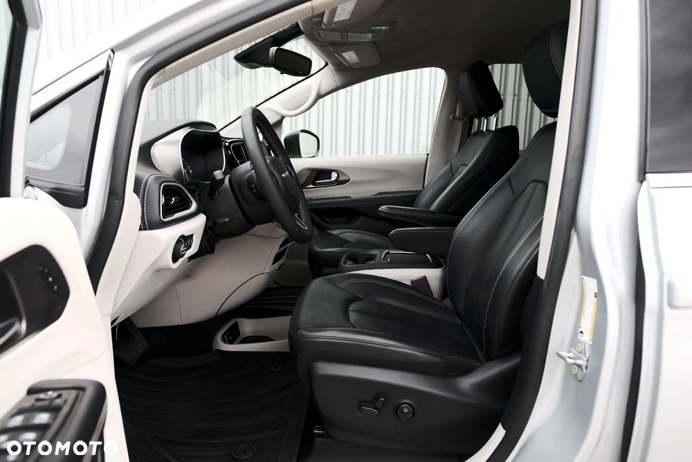 Chrysler Pacifica - 38
