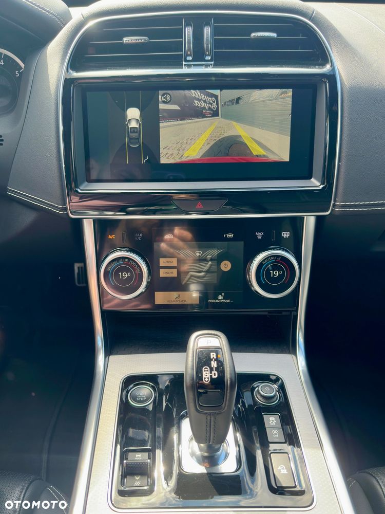 Jaguar XE 2.0 P250 R-Dynamic S - 11