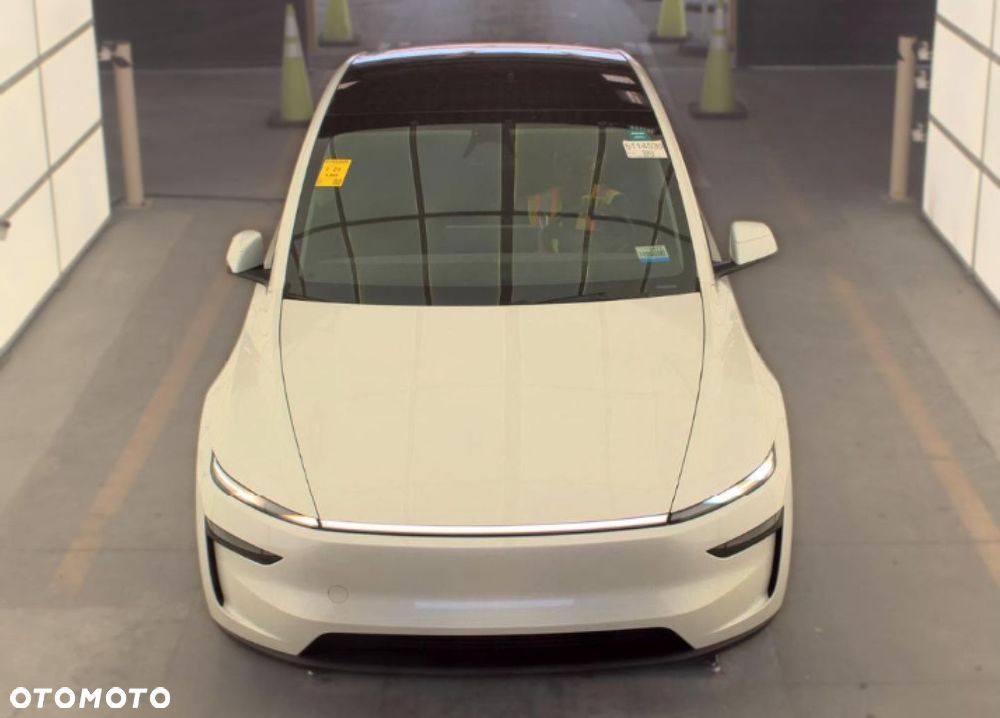 Tesla Model Y - 6