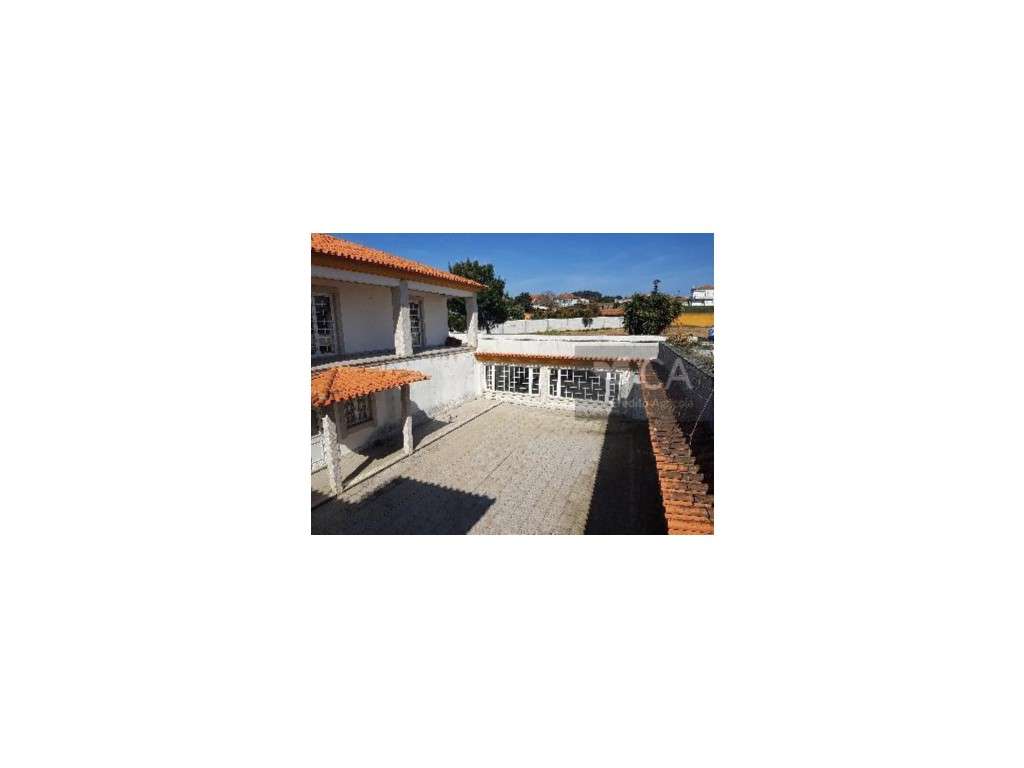 Moradia T5 restaurada com terraço e terreno - Grande imagem: 2/10