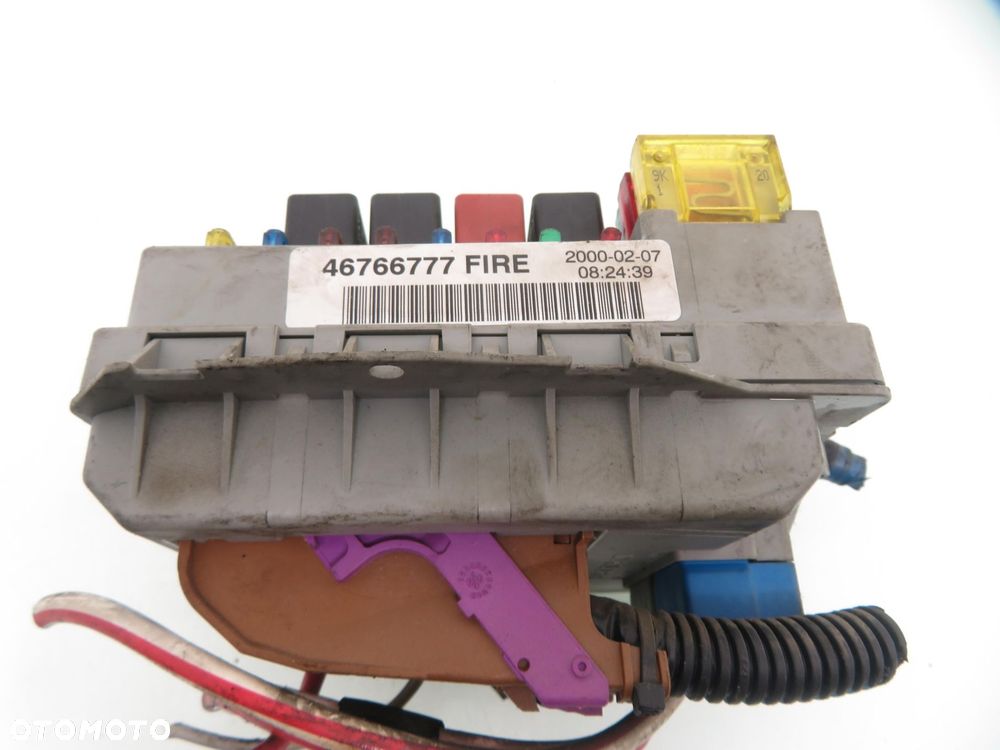 SKRZYNKA BEZPIECZNIKÓW FIAT PUNTO II 46766777 - 2