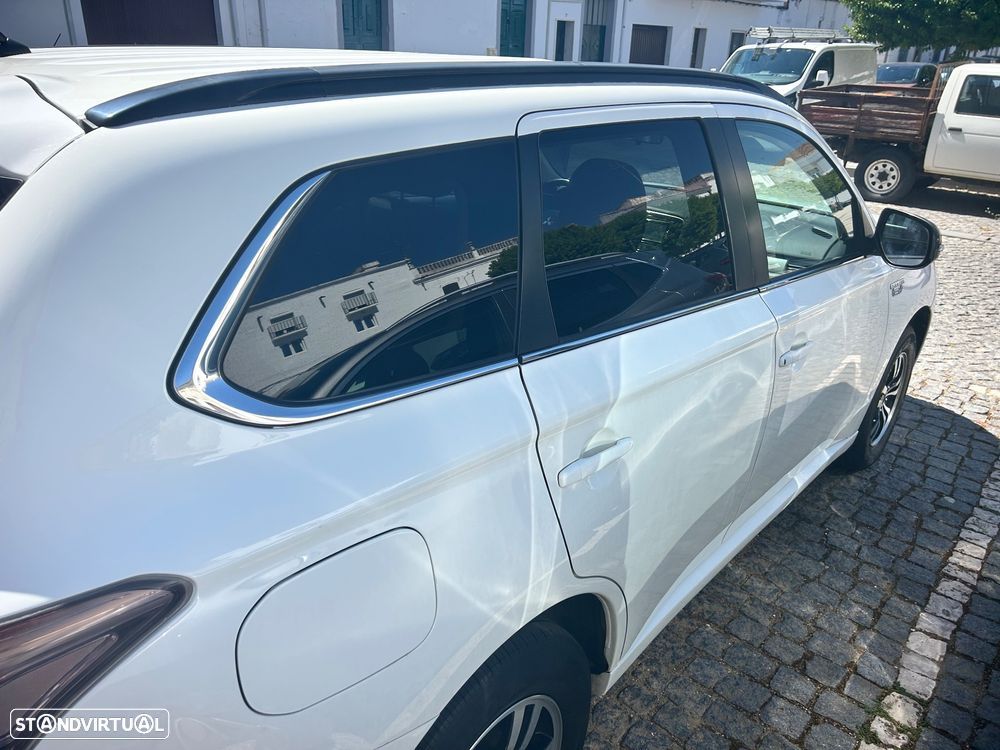 Mitsubishi Outlander - 2