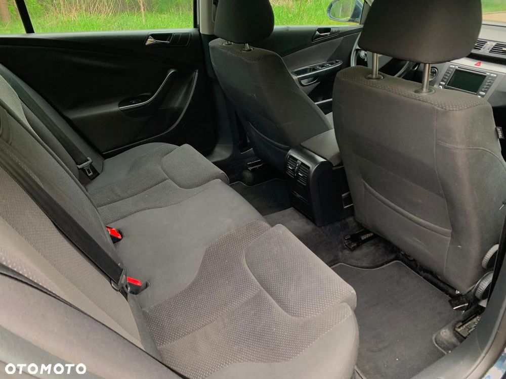 Volkswagen Passat 1.9 TDI DPF BlueMotion - 13