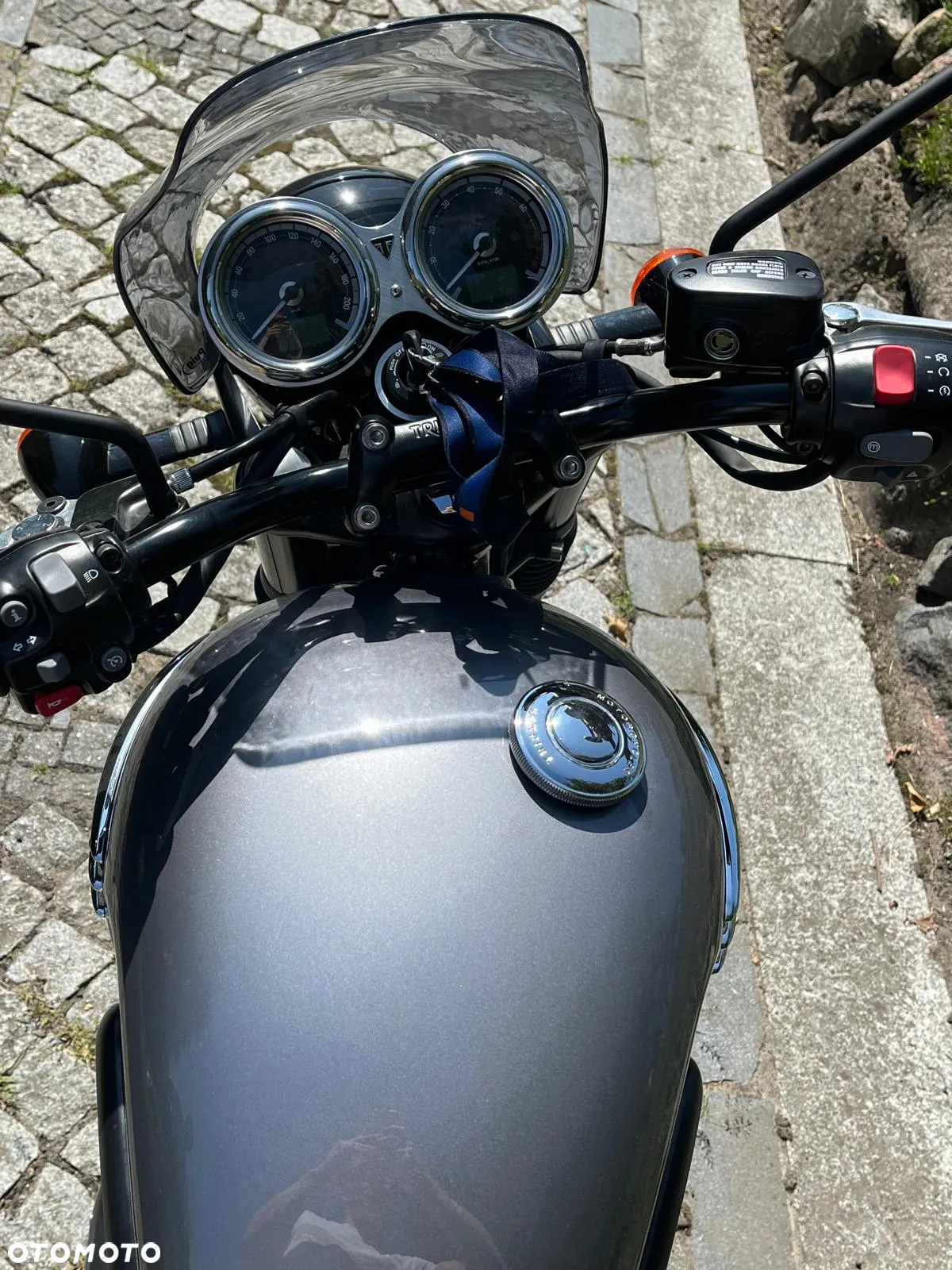 Triumph Bonneville - 10