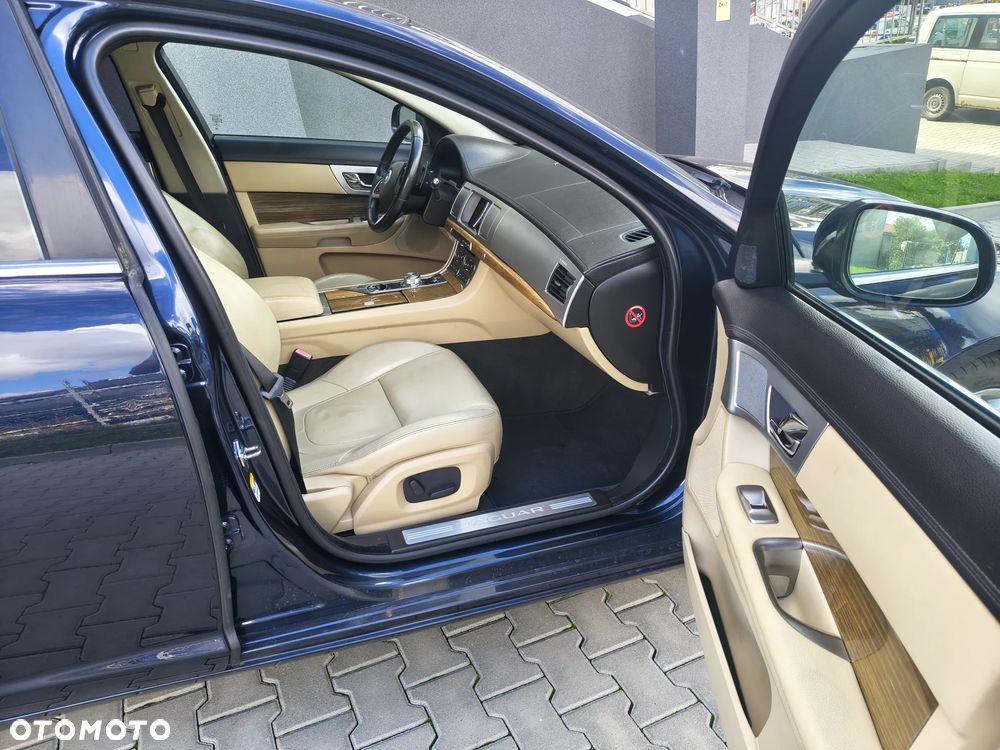 Jaguar XF 3.0 V6 D Luxury - 6