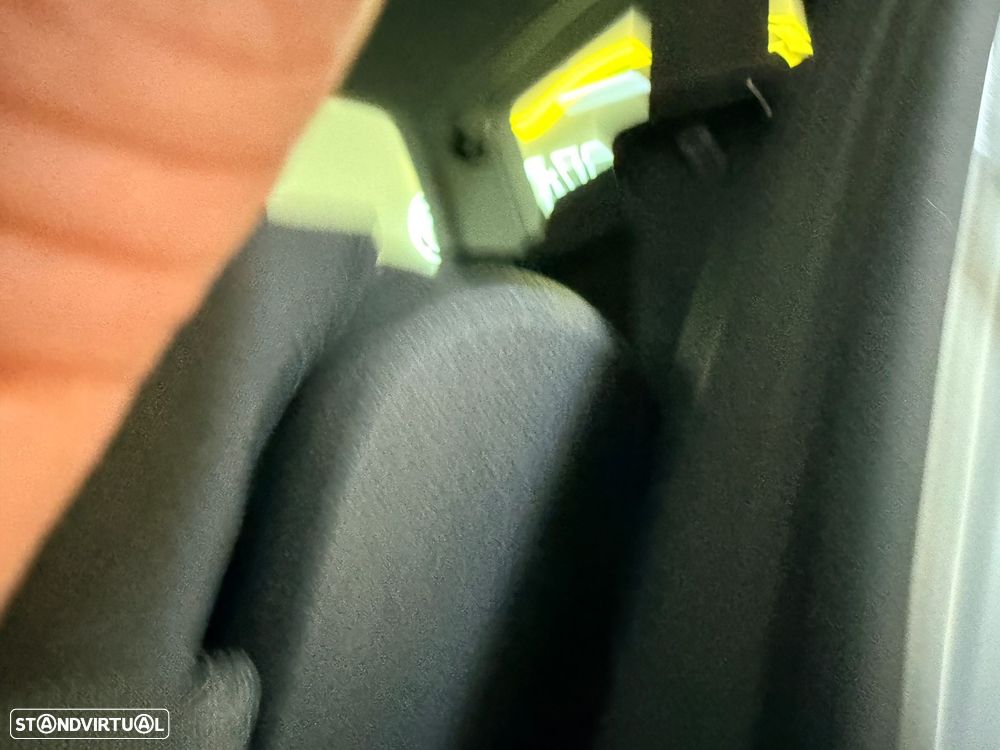 VW Touran 2.0 TDI Highline 7L - 29