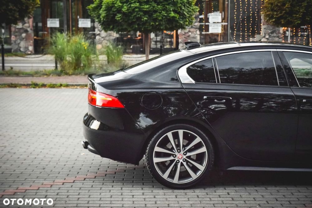 Jaguar XE 2.0 T R-Sport - 17