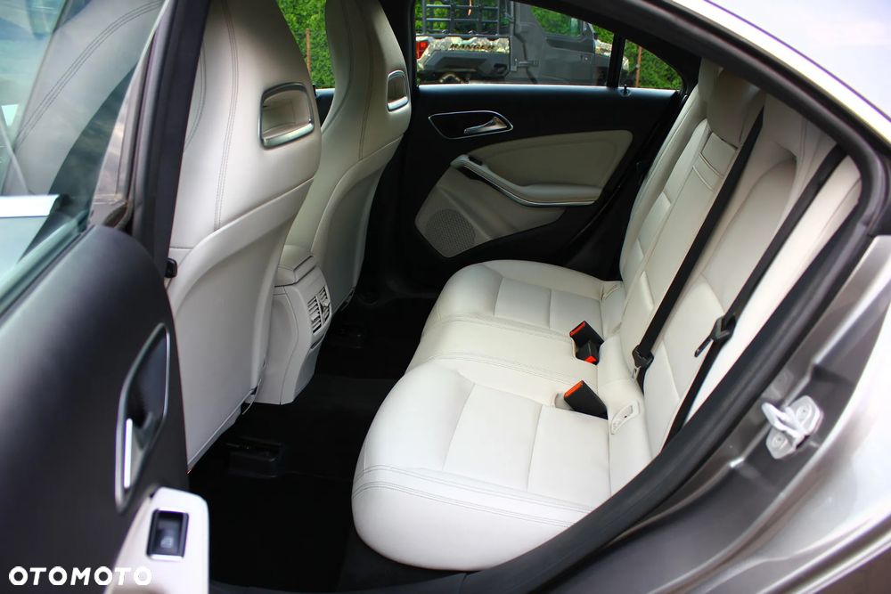 Mercedes-Benz CLA 250 4Matic 7G-DCT - 30