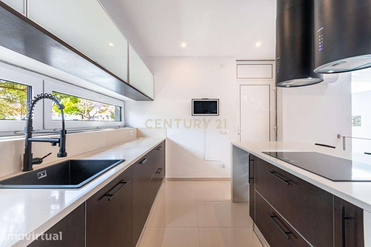 Moradia T3 com 3 Suites e Arquitetura Distinta em Samouco, Alcochete - Grande imagem: 5/50
