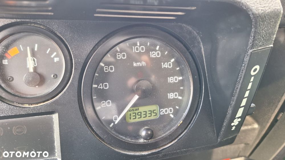 Land Rover Defender 2.5 TDI - 11