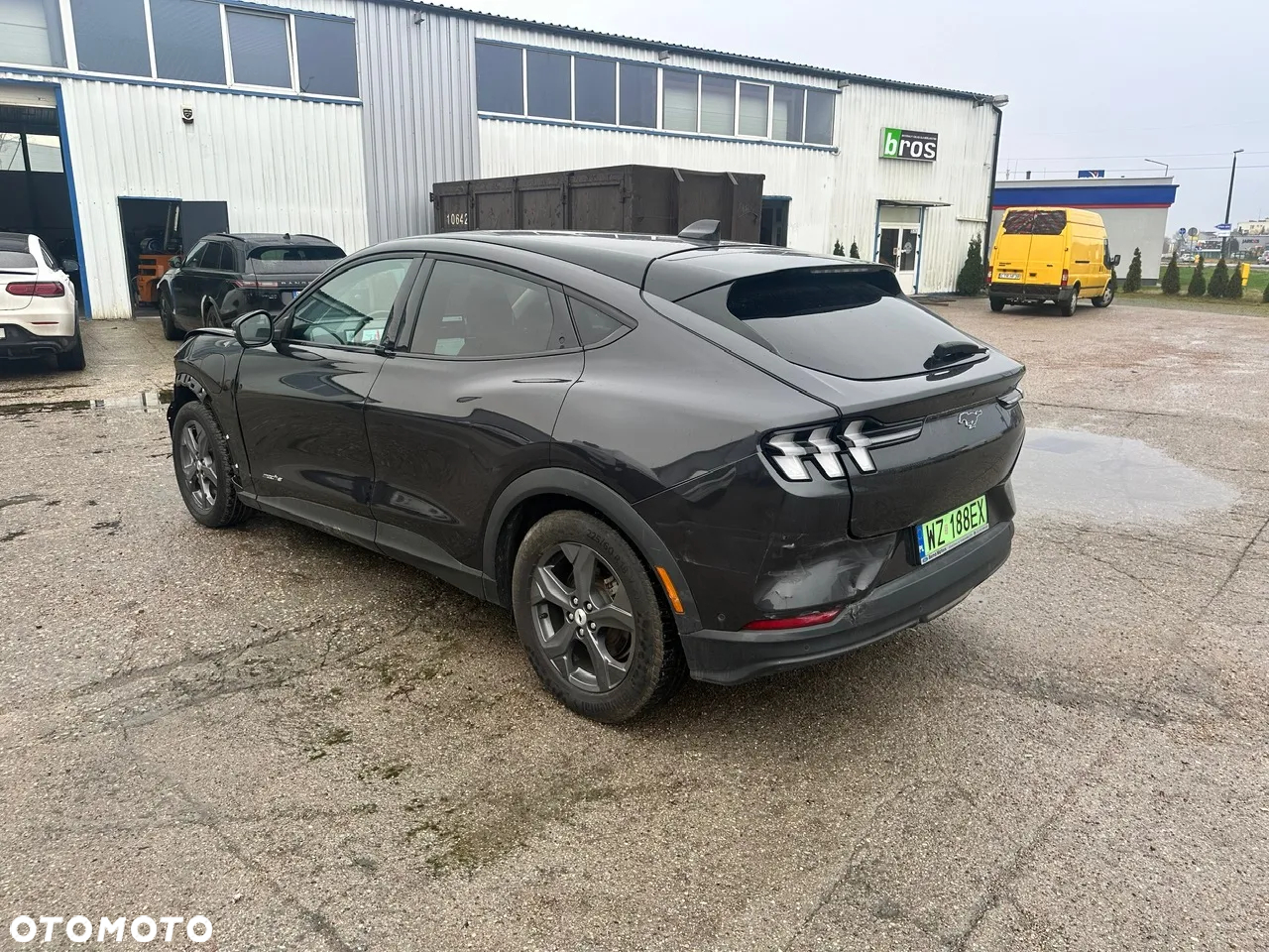 Ford Mustang Mach-E - 3