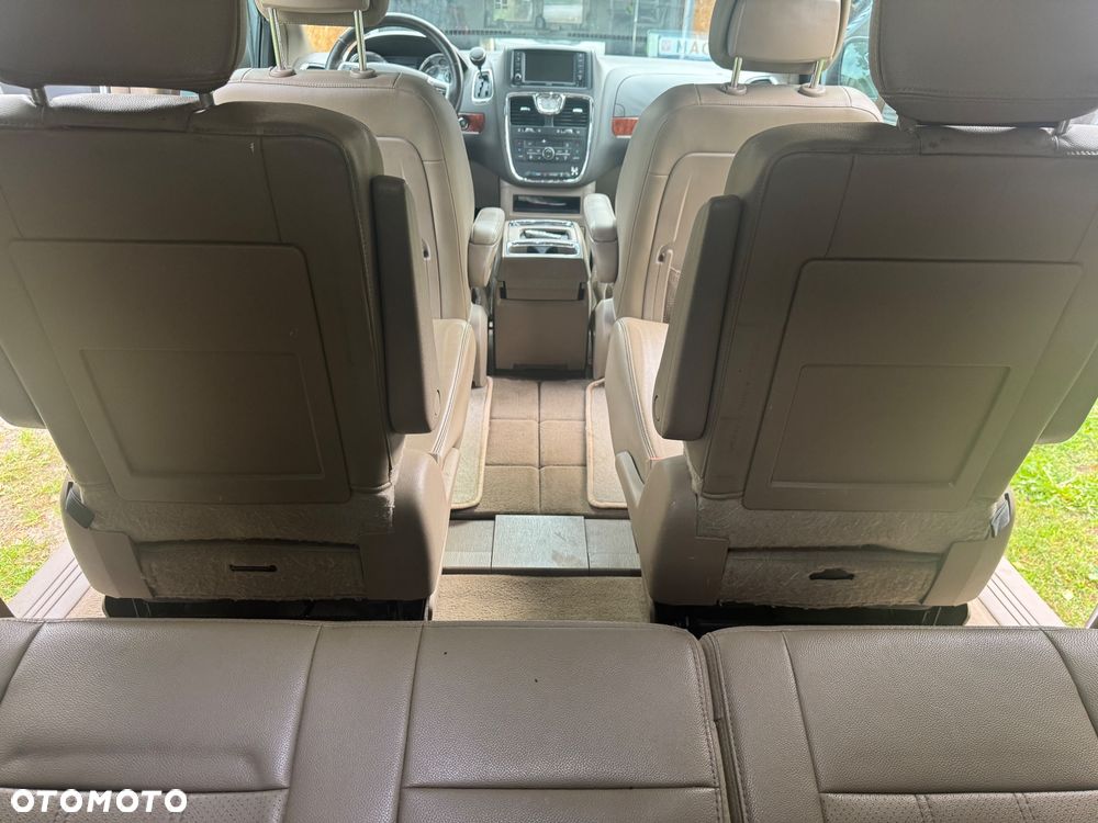 Chrysler Town & Country - 25