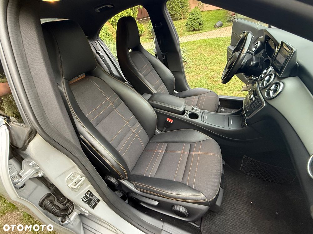 Mercedes-Benz CLA 200 7G-DCT Orange Art Edition - 26