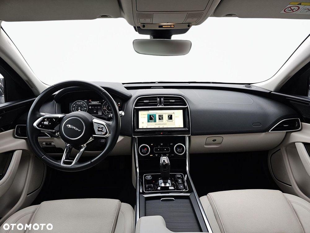 Jaguar XE - 29