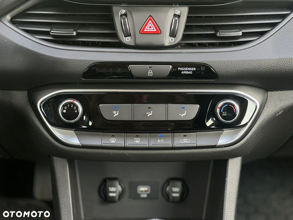 Hyundai i30 1.5 DPI Classic + - 17