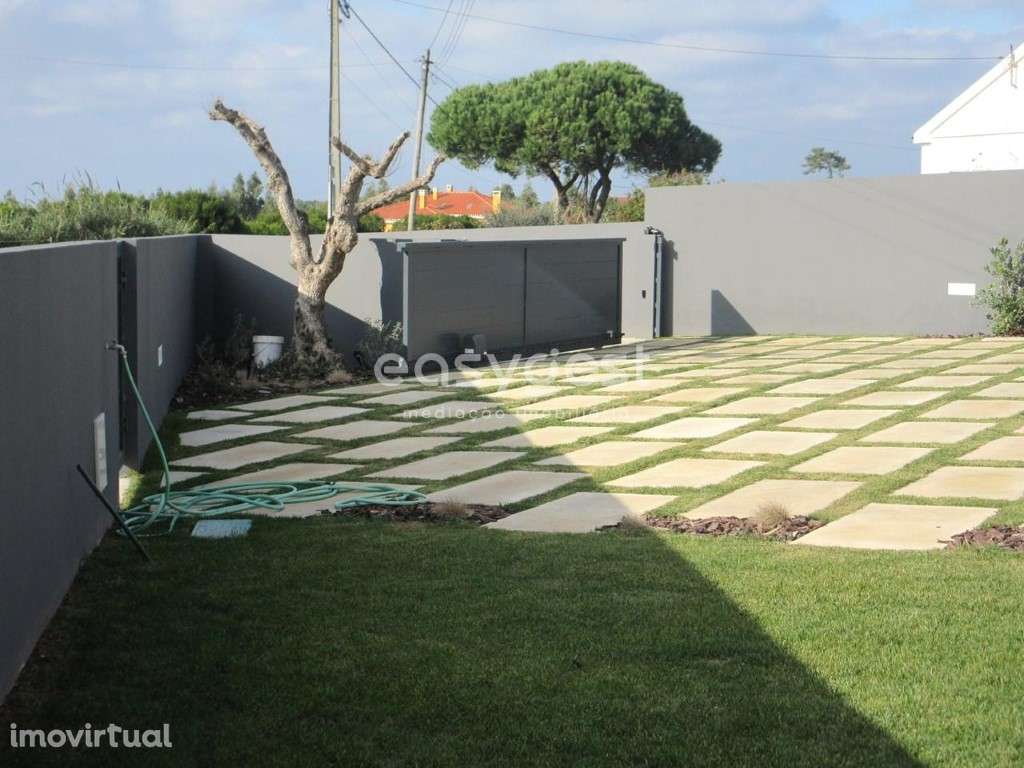 Moradia Bifamiliar T4 + T2 de excelente qualidade a 2,5 km da praia. - Grande imagem: 4/39