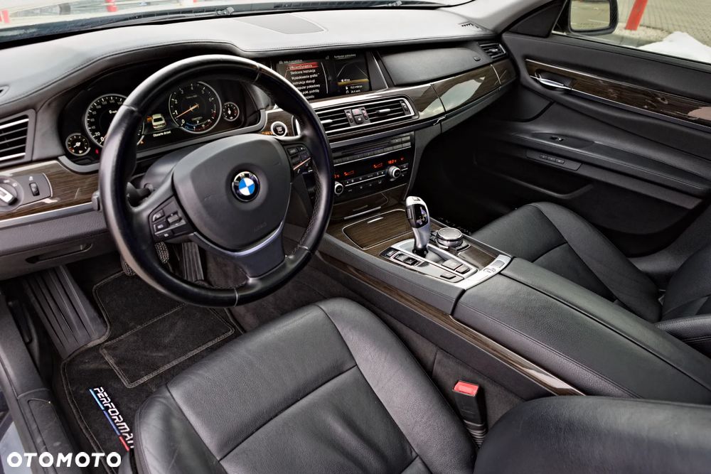 BMW Seria 7 740i - 8
