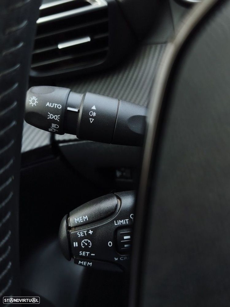 Peugeot 2008 TURBO 100 Allure - 21