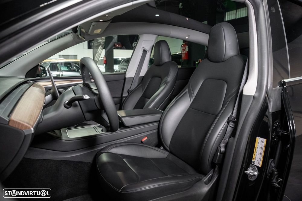 Tesla Model Y Performance Dual Motor AWD - 17