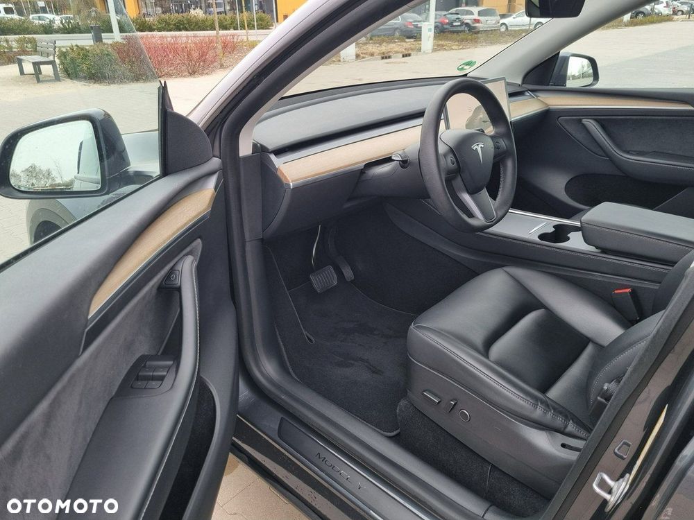 Tesla Model Y Long Range AWD - 16