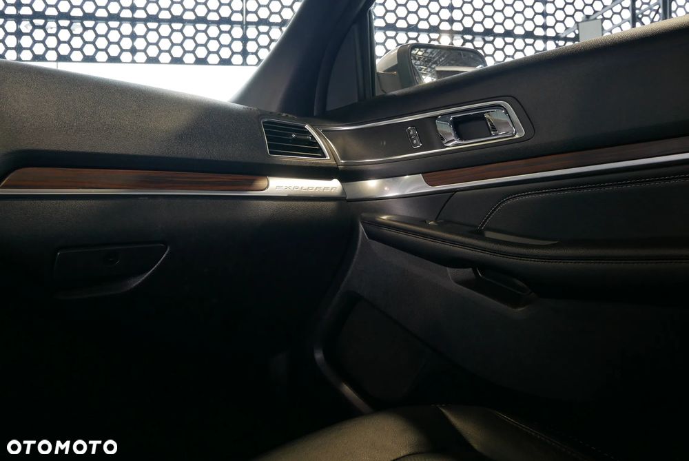 Ford Explorer - 26