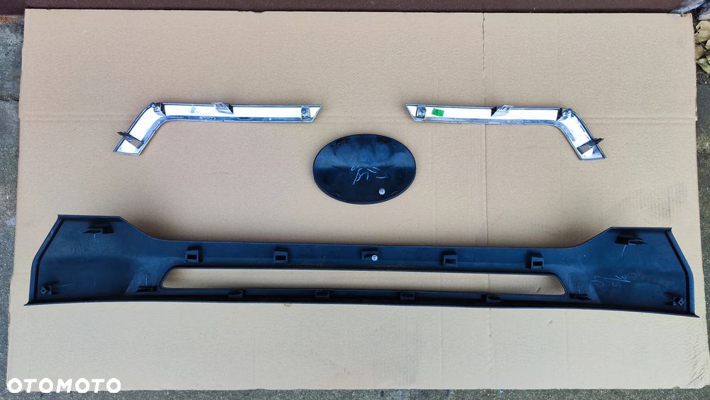 Toyota Hilux Invicible 20- Emblemat pod Radar Chrom Listwa Atrapa - 3