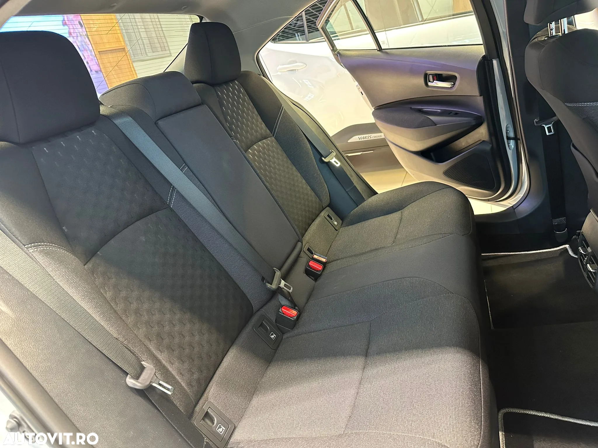 Toyota Corolla Sedan 1.8 HSD Business - 16