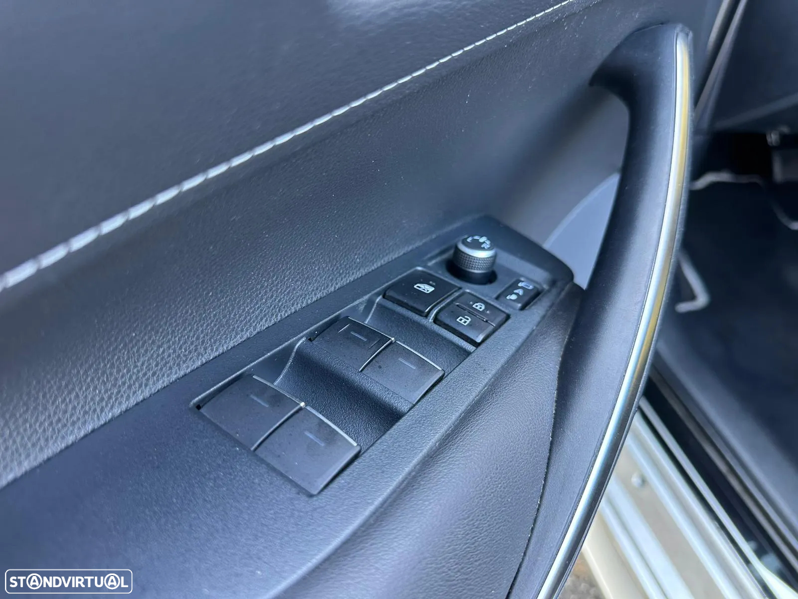 Toyota Corolla 2.0 Hybrid Square Collection - 19
