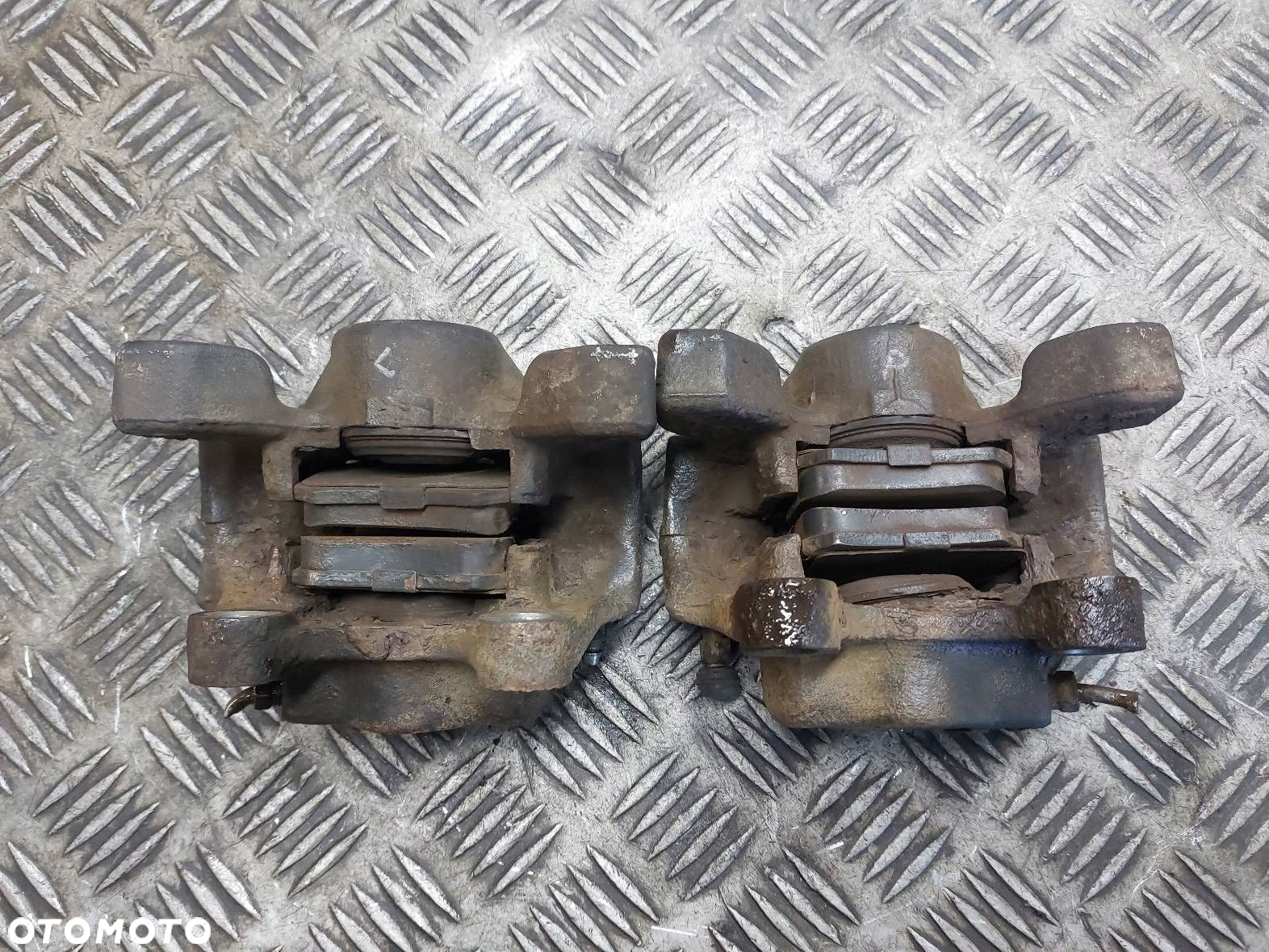 ZACISK HAMULCOWY LEWY TYŁ + PRAWY TYŁ OPEL VECTRA B LIFT - 2