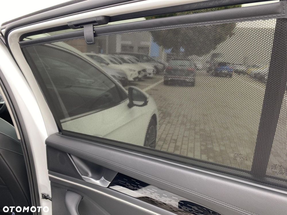Volkswagen Passat Variant 2.0 TDI SCR 4Mot Elegance DSG - 32