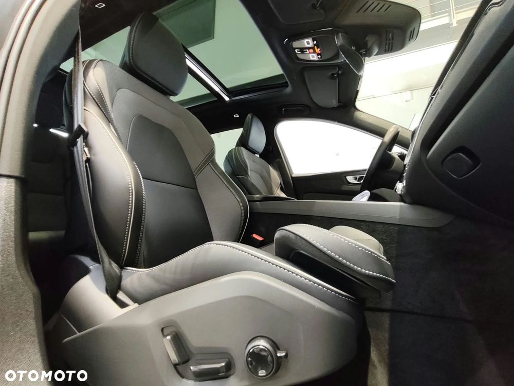 Volvo XC 60 T6 Plug-In Hybrid AWD Plus Black Edition - 24