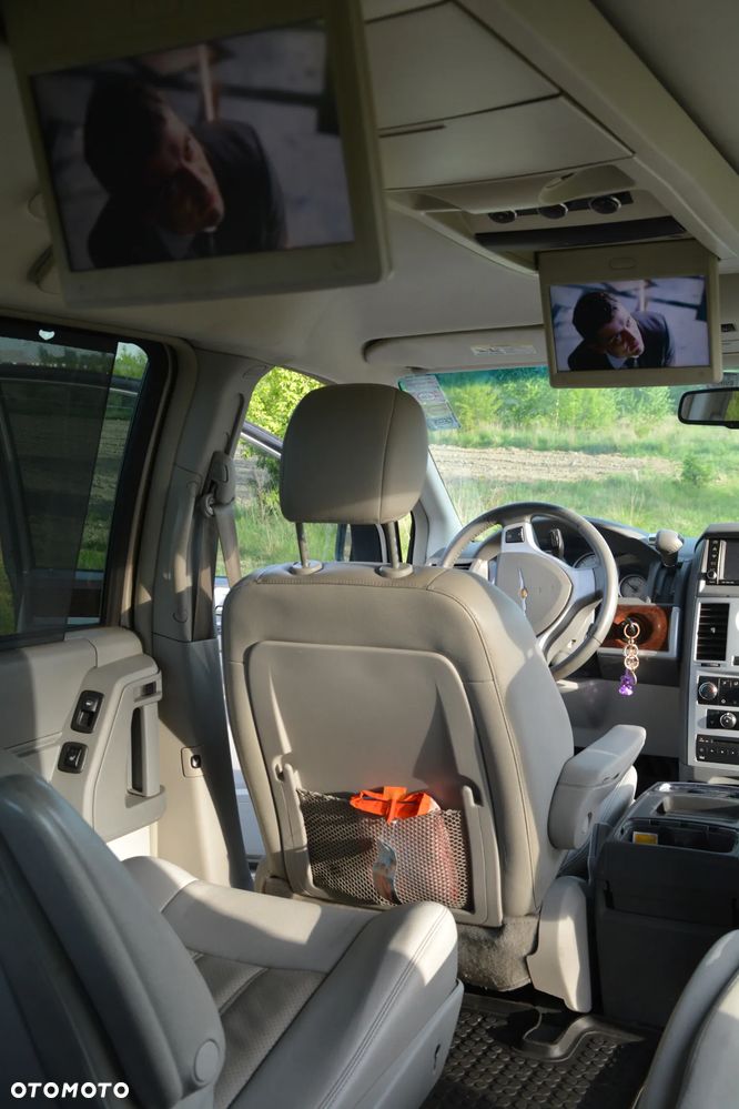 Chrysler Town & Country - 16