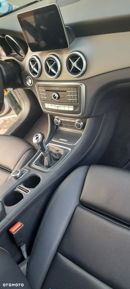 Mercedes-Benz CLA Shooting Brake 180 d - 8