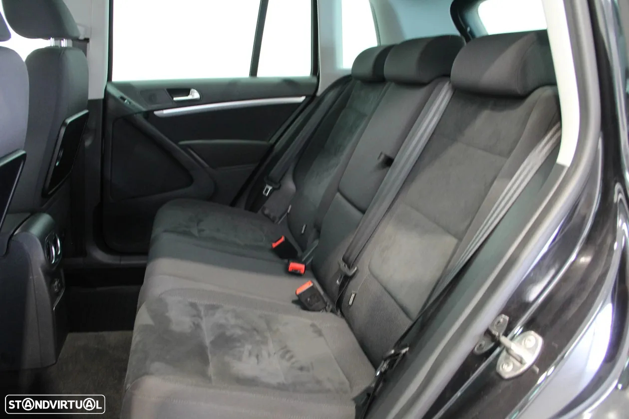 VW Tiguan 2.0 TDi Sport BlueMotion - 23