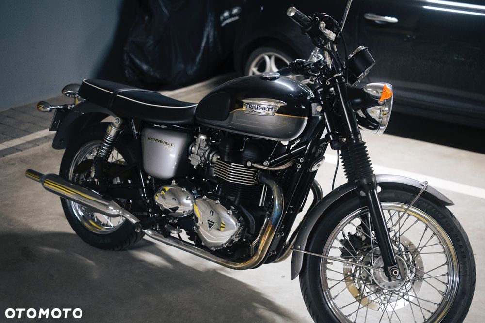 Triumph Bonneville - 2