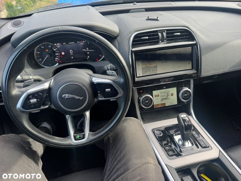 Jaguar XE 2.0 D200 mHEV R-Dynamic Black - 13
