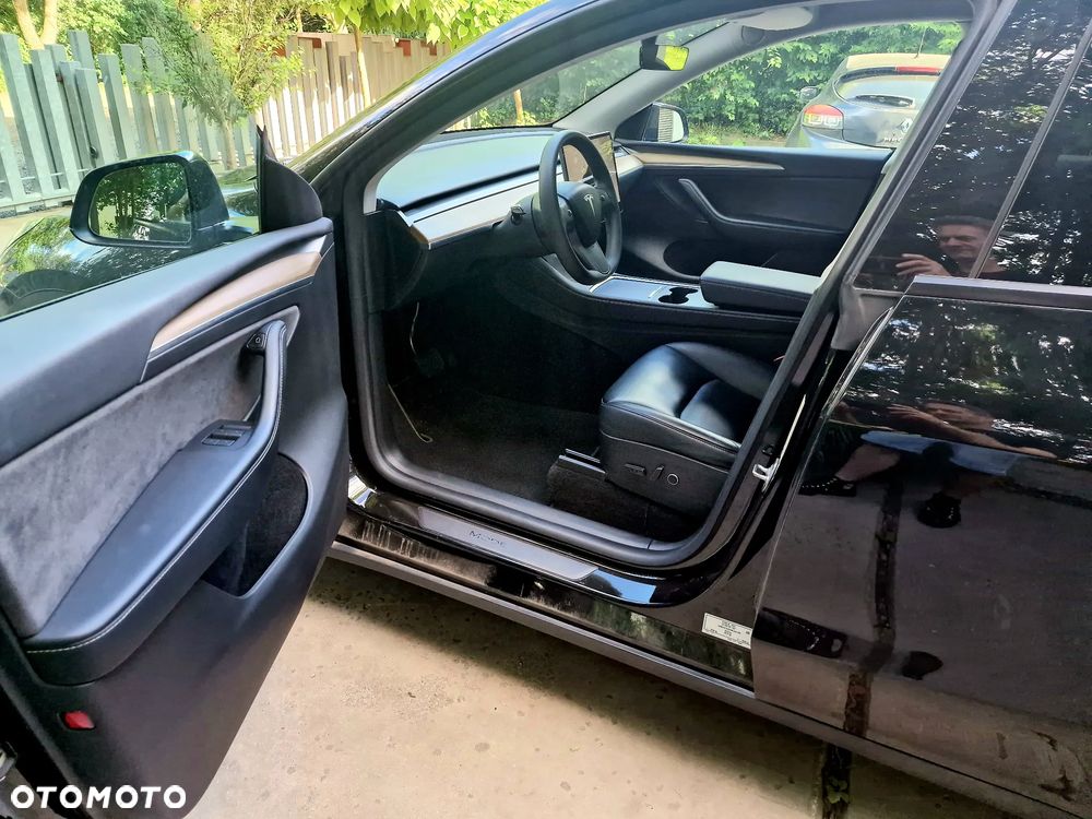 Tesla Model Y Long Range AWD - 10