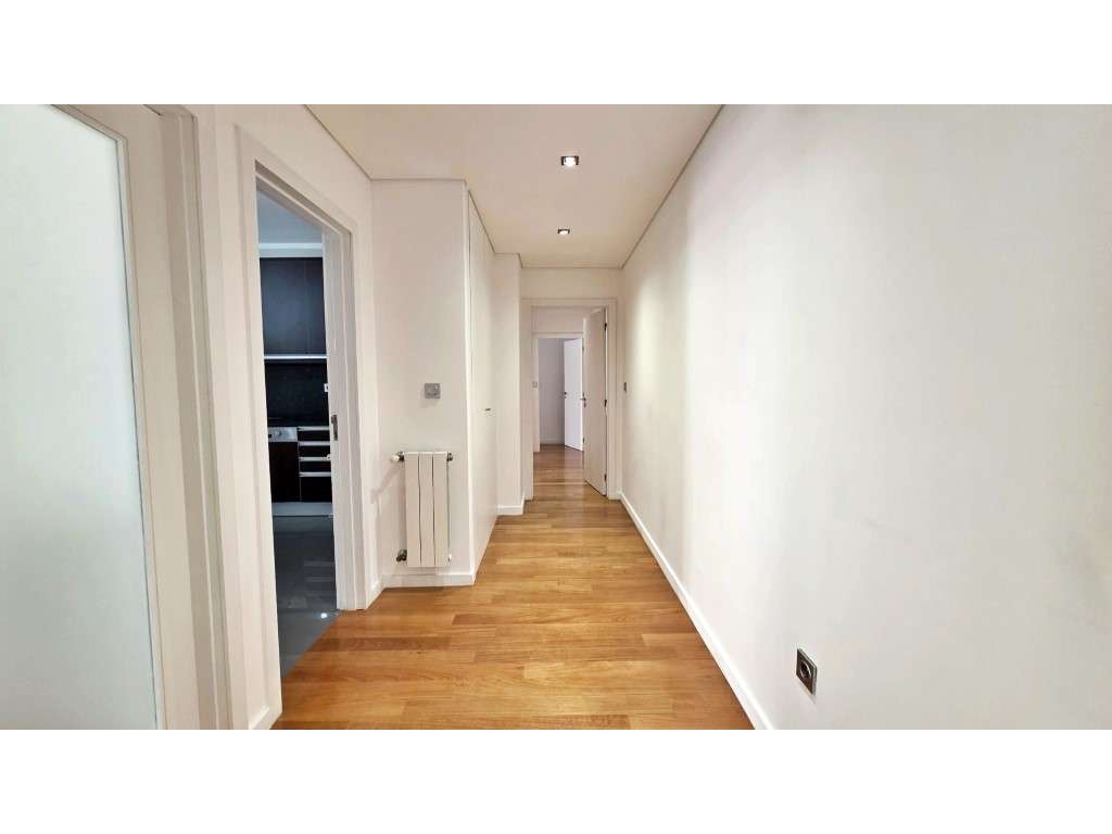 Apartamento T2 com garagem e varandas - Grande imagem: 3/17