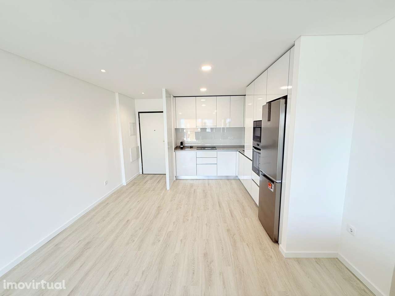 T1k Novo - Condomínio com piscina - Grande imagem: 5/30