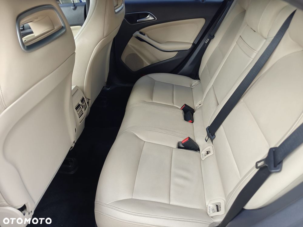 Mercedes-Benz CLA 250 4Matic 7G-DCT Sport - 9
