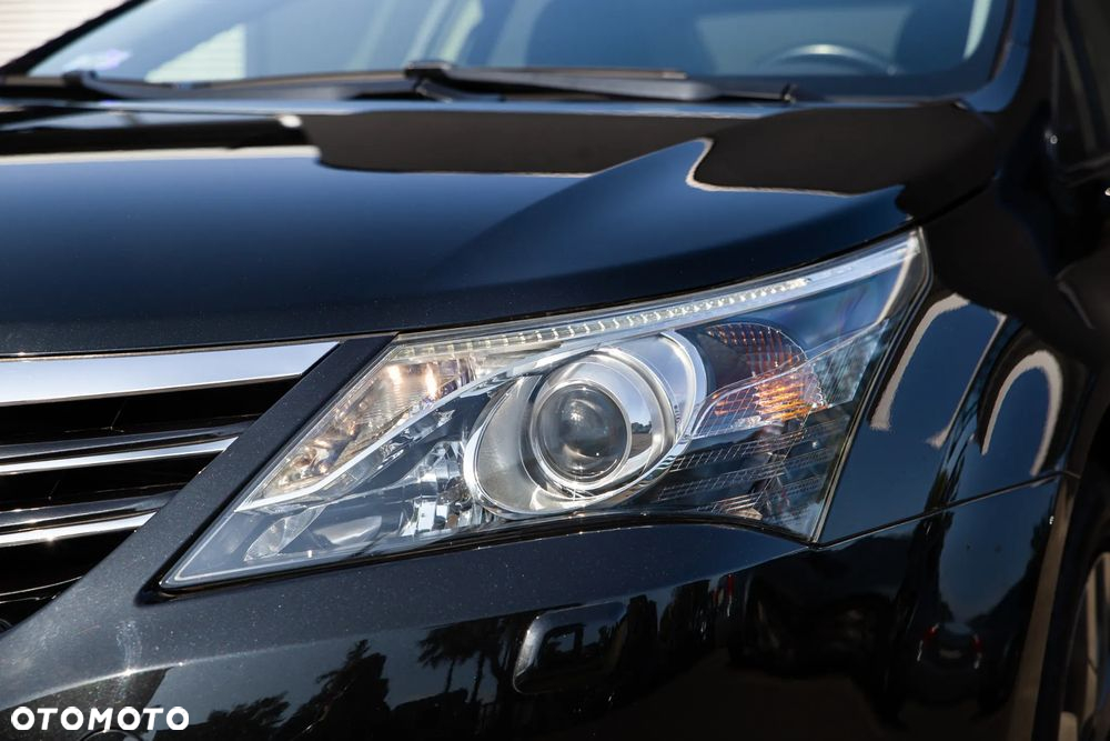 Toyota Avensis 1.6 Premium - 12