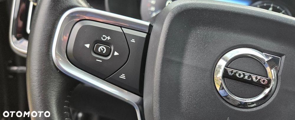 Volvo XC 40 T3 Momentum Pro - 24