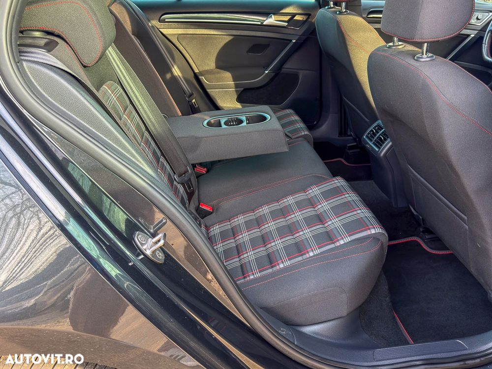 Volkswagen Golf - 11