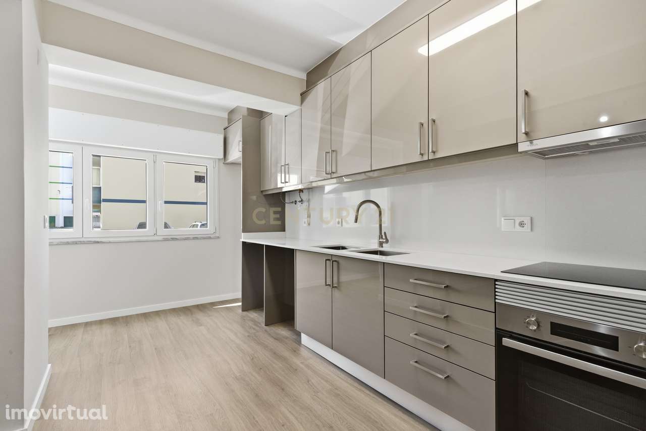 Apartamento moderno e renovado com três quartos no centro da Lourinhã - Grande imagem: 5/29