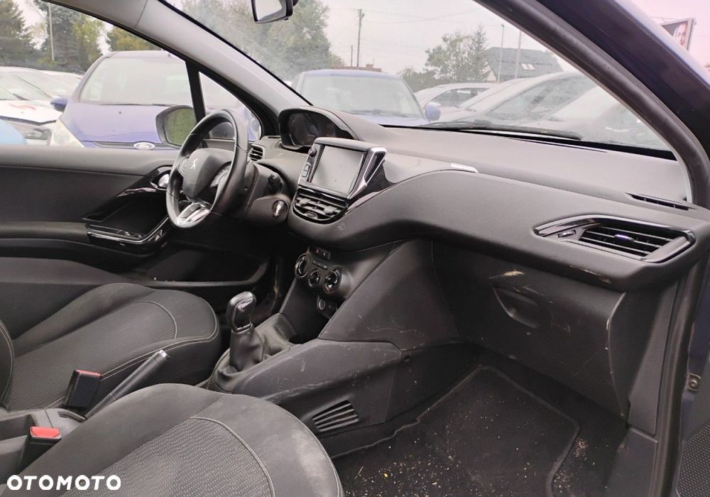 Peugeot 208 - 8